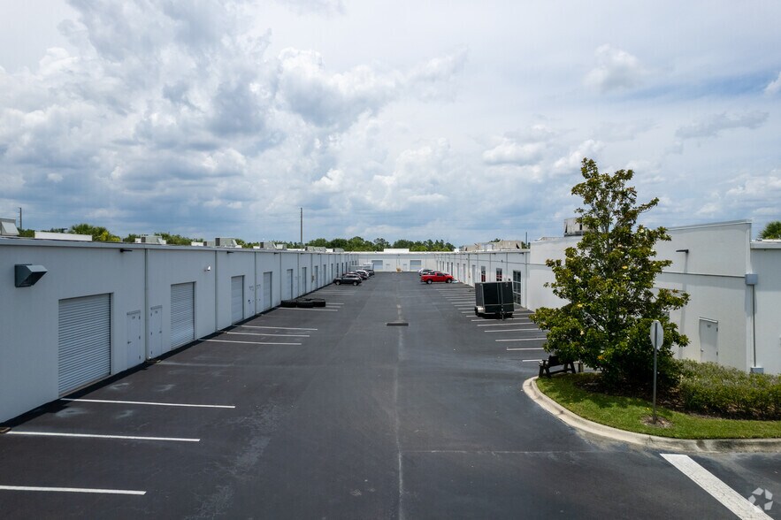 More Photos Of 11602 Lake Underhill Rd, Orlando Flex For Lease