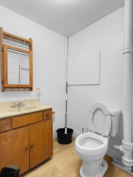 More Photos Of 2102 E 14th St, Des Moines General Retail For Sale