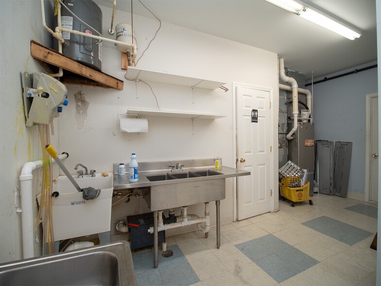 More Photos Of 301 W 34th St, Latonia Freestanding For Sale