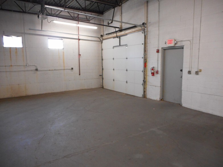 More Photos Of 1665-1675 Tonne Rd, Elk Grove Village Research And Development For Lease