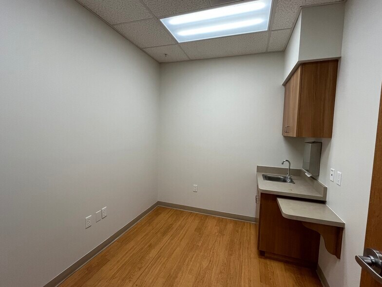 More Photos Of 2444-2474 Laurel Rd, Venice Freestanding For Lease