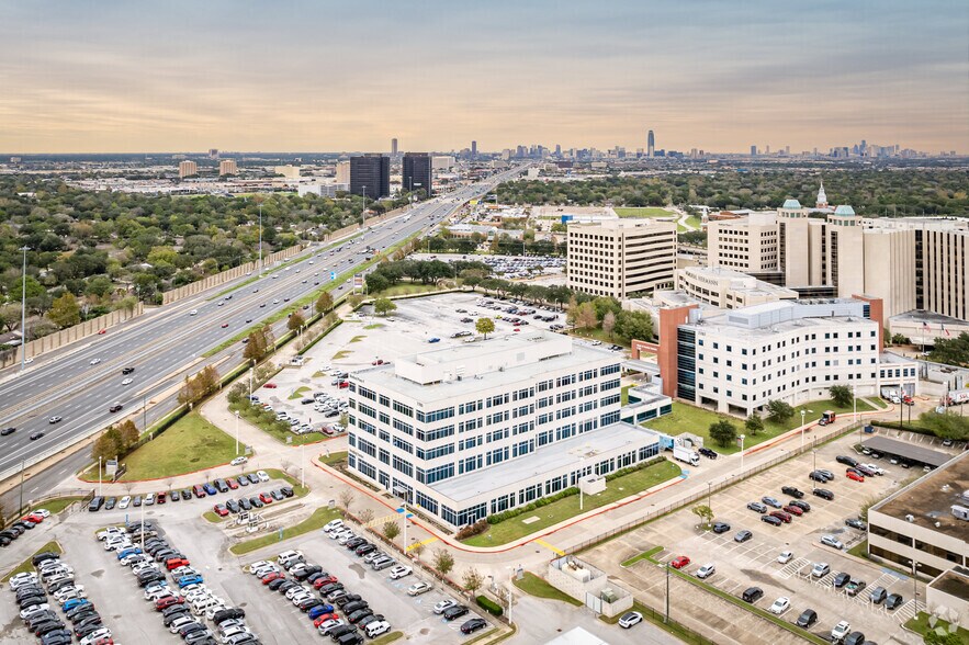 More Photos Of 7737 Southwest Fwy, Houston Unknown For Lease
