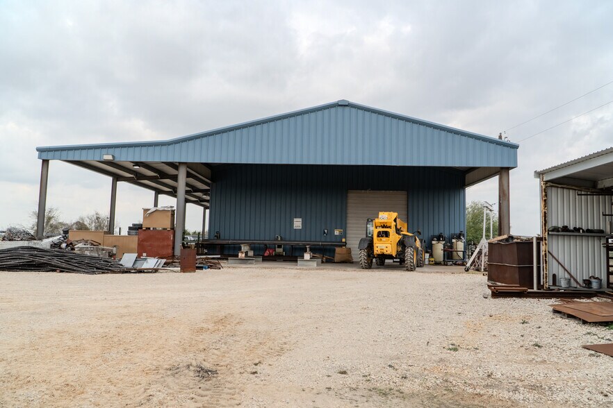 More Photos Of 945 Huser Blvd, Schulenburg Industrial For Lease