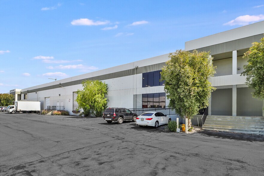 More Photos Of 10951 Pendleton St, Sun Valley Warehouse For Lease