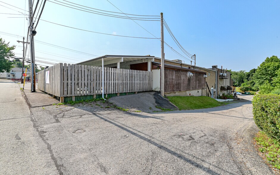 More Photos Of 2615 Freeport Rd, Natrona Heights Bar For Lease