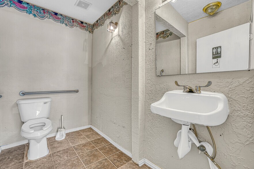 More Photos Of 1222 NW Cache Rd, Lawton Office For Sale