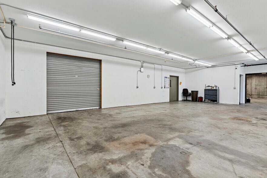 More Photos Of 405 Commerce Ct, Vadnais Heights Manufacturing For Sale