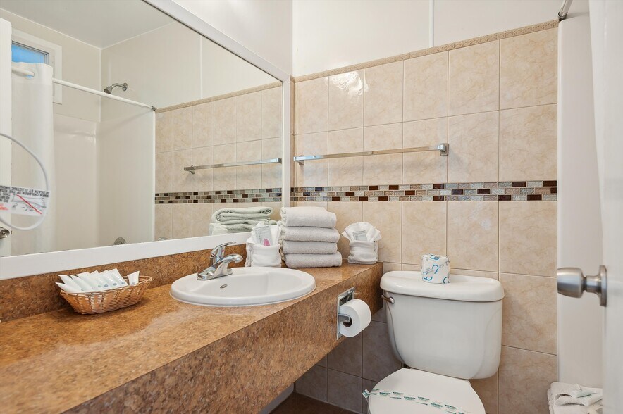 More Photos Of 84 S Emerson Ave, Montauk Hotel For Sale