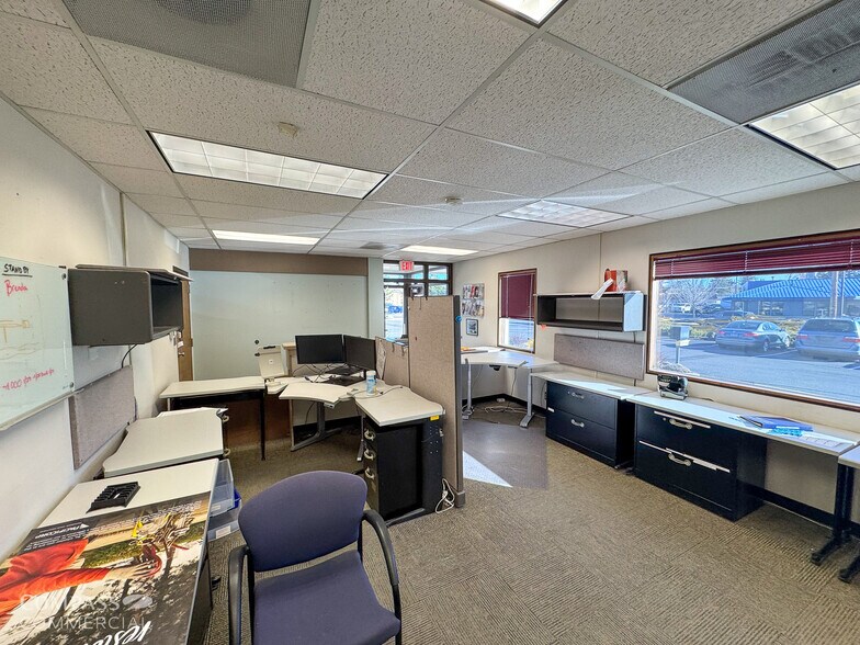 More Photos Of 328 NE Webster Ave, Bend Warehouse For Lease