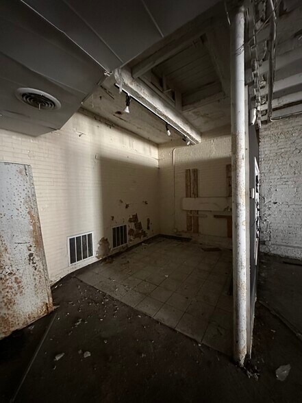 More Photos Of 512 E 47th St, Chicago Storefront Retail Office For Sale