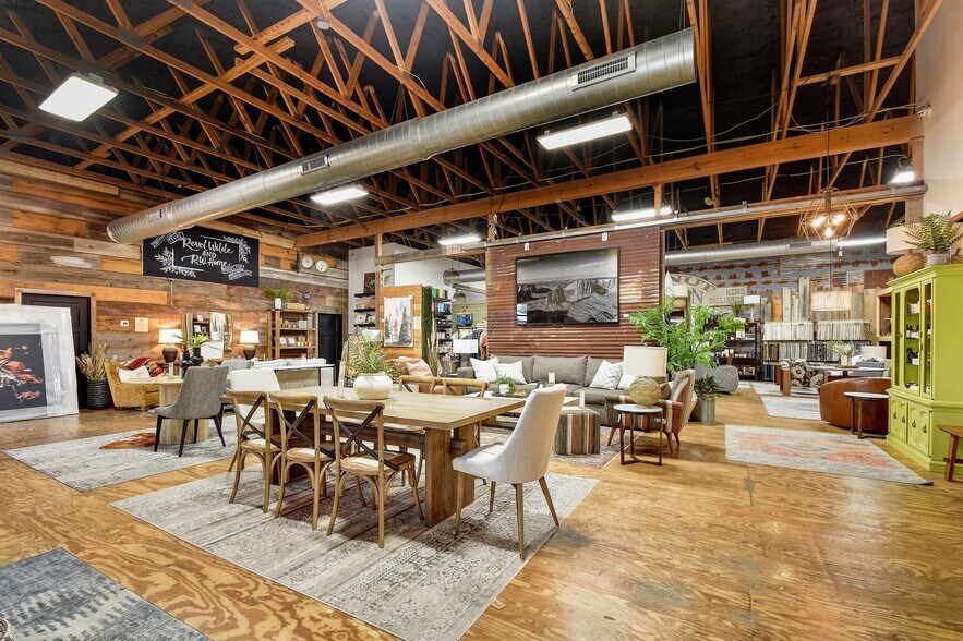 More Photos Of 330 W Mercer St, Dripping Springs Freestanding For Lease