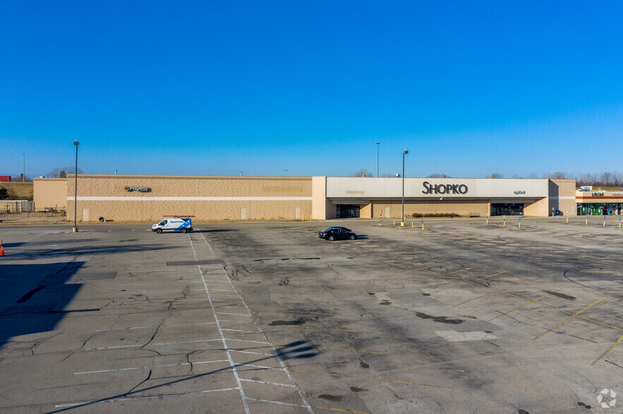 More Photos Of 699 S Green Bay Rd, Neenah Unknown For Lease