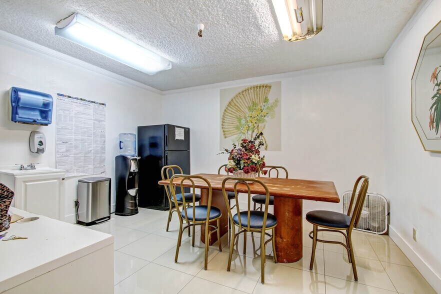 More Photos Of 1450 N Fair Oaks Ave, Pasadena Assisted Living For Sale