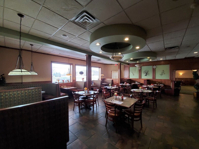 More Photos Of 1027 Sheffield Ave, Dyer Restaurant For Sale
