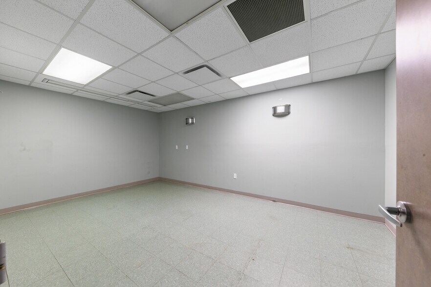 More Photos Of 3828 Avenue N, Galveston Hospital For Lease