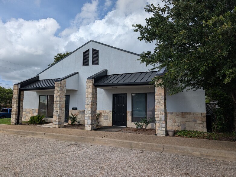 More Photos Of 711 Melrose Dr, Waco Office For Sale