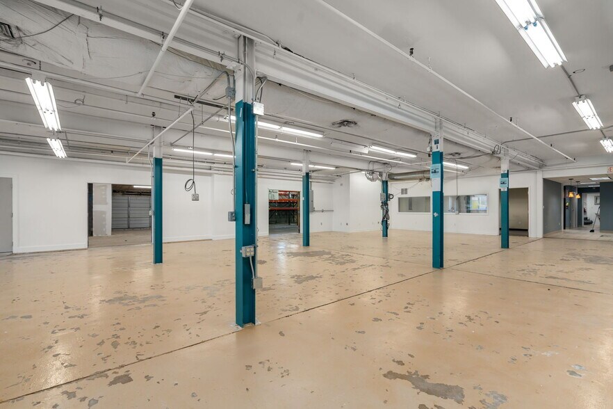 More Photos Of 109 Talcott Rd, West Hartford Manufacturing For Sale