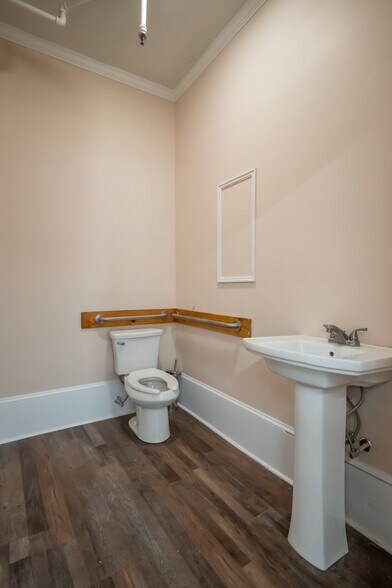 More Photos Of 142 N Jackson St, Athens General Retail For Sale