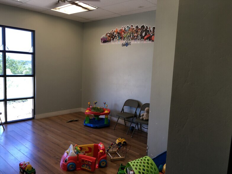 More Photos Of 25 N Hillcrest Dr, Saratoga Springs Storefront For Lease