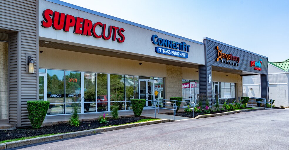 More Photos Of 112 Mall Rd, Burlington Storefront For Lease