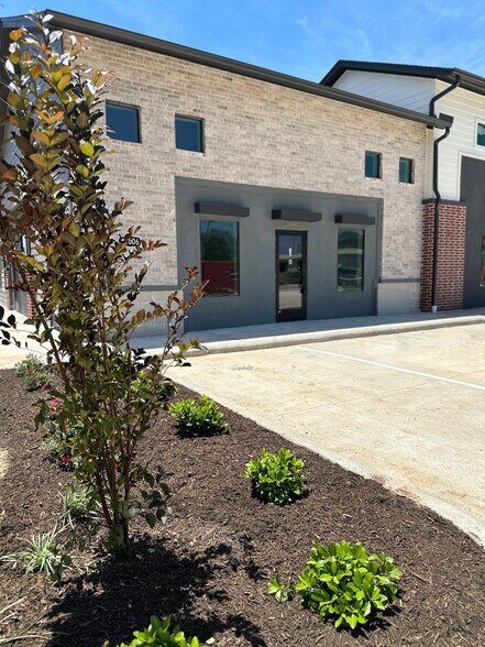 More Photos Of 11606 Westlock Dr, Tomball Medical For Lease