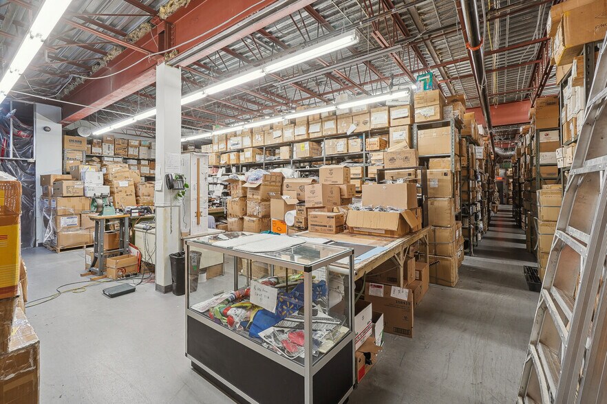More Photos Of 1300 Rue De Louvain O, Montréal Light Manufacturing For Lease
