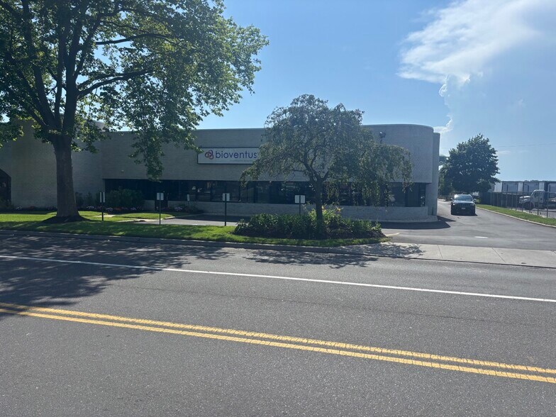 More Photos Of 1930-1940 New Hwy, Farmingdale Warehouse For Sale