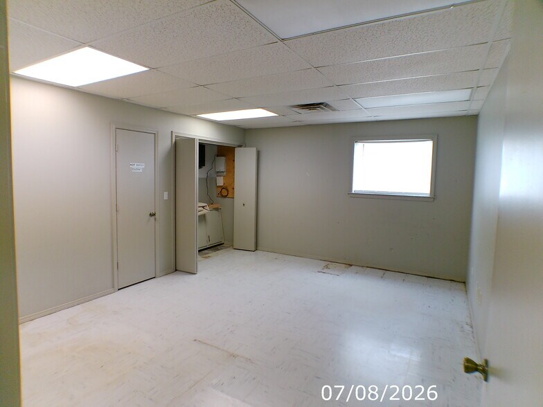 More Photos Of 204 N 2nd St, Ozark Office For Sale