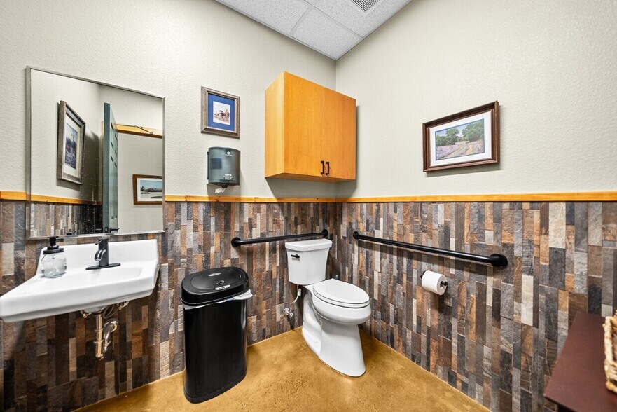 More Photos Of 255 W Princeton Dr, Princeton Flex For Sale