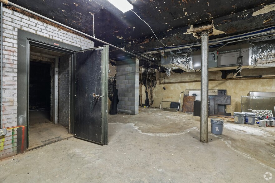 More Photos Of 424 E Grace St, Richmond Bank For Lease