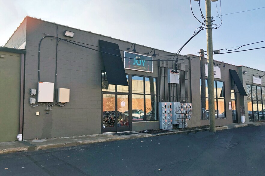 More Photos Of 2121-2175 Cole St, Birmingham Showroom For Lease