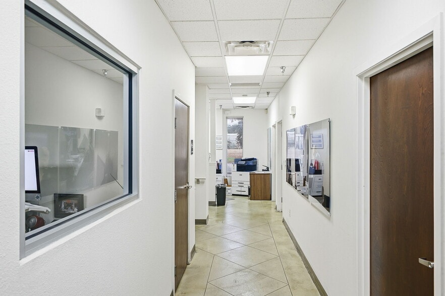 More Photos Of 315 N Park Dr, San Antonio Warehouse For Sale