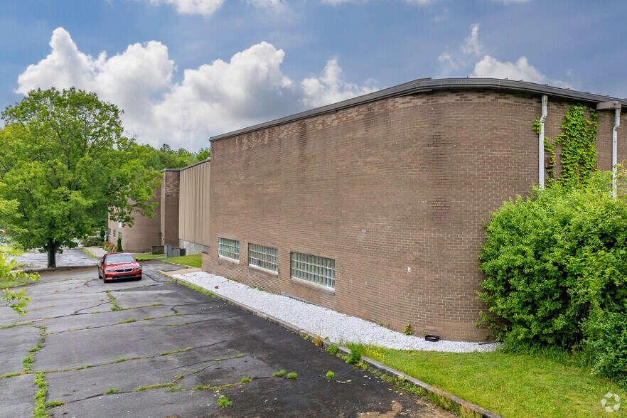 More Photos Of 40 Commercial Ave, Middletown Warehouse For Lease