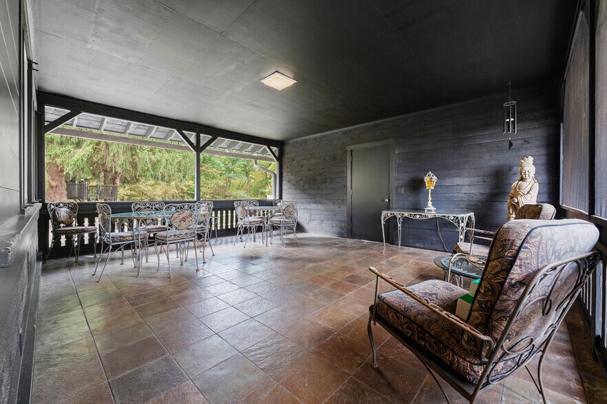 More Photos Of 550 Warner rd, Vienna Specialty For Sale
