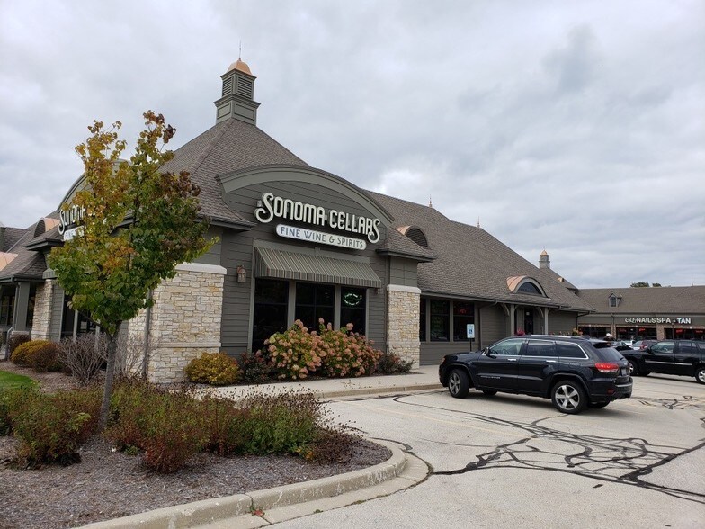 More Photos Of 1290 N Summit Ave, Oconomowoc General Retail For Lease