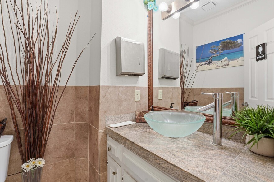 More Photos Of 13700 Lakewood Forest Dr, Houston Office For Sale