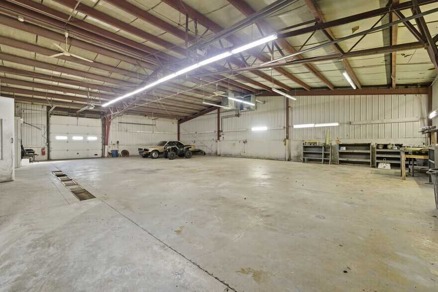 More Photos Of 801 W Grant Hwy, Marengo Showroom For Lease