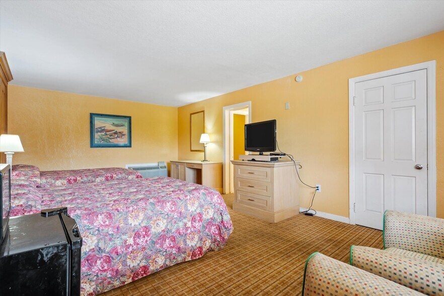 More Photos Of 32810 Highway 43, Thomasville Hotel For Sale