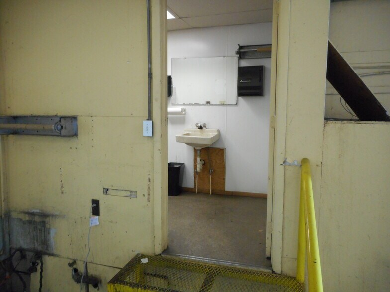 More Photos Of 5257 US ROUTE 22, Washington Court House Distribution For Sale