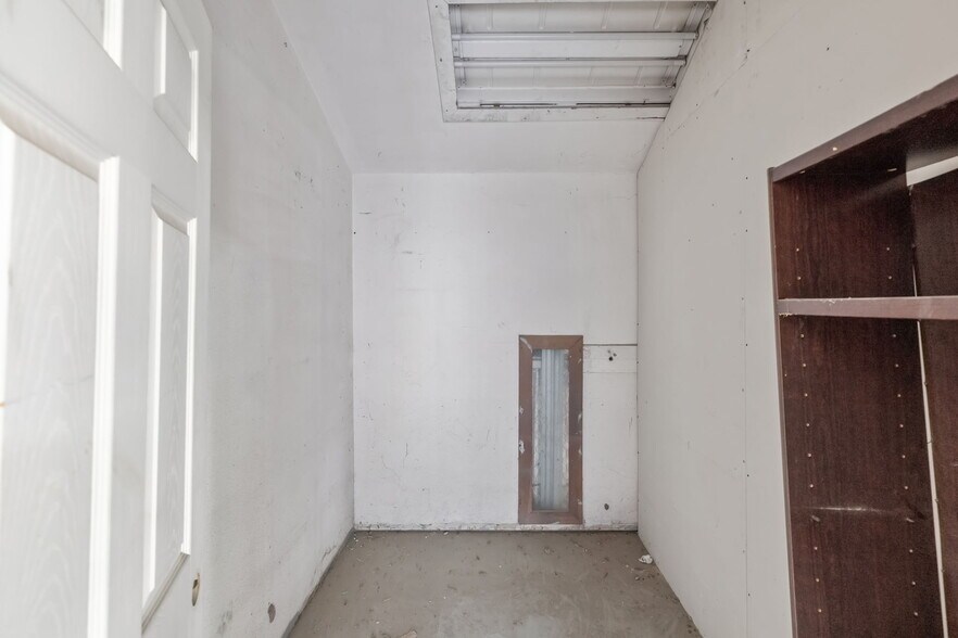 More Photos Of 100 Pecan Dr, Schertz Service For Sale