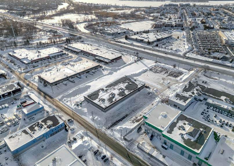 More Photos Of 9525 Boul Taschereau, Brossard Freestanding For Sale