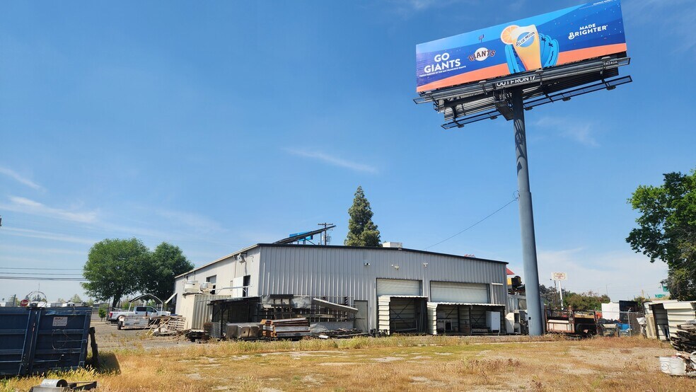 More Photos Of 2675 S East Ave, Fresno Service For Sale