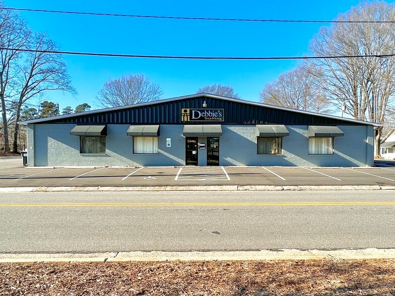 Primary Photo Of 735 S Broad St, Mooresville Office Residential For Lease