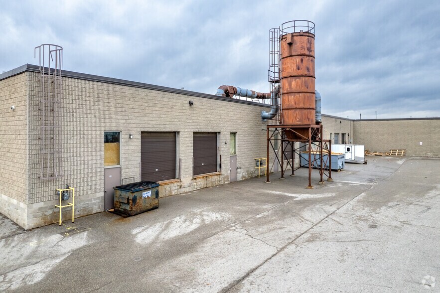 More Photos Of 85 Bowes Rd, Vaughan Warehouse For Lease
