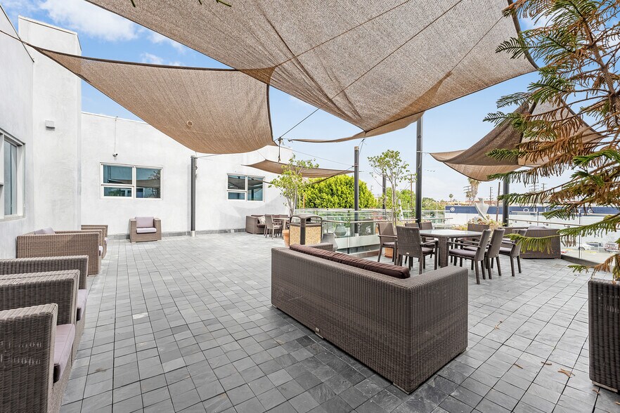 More Photos Of 6350 Santa Monica Blvd, Los Angeles Office For Sale