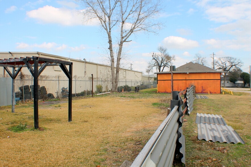 More Photos Of 3907 Canal St, Houston Bar For Lease