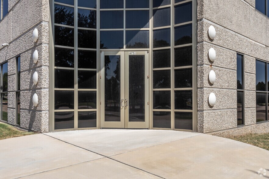 More Photos Of 675 S Royal Ln, Coppell Warehouse For Lease