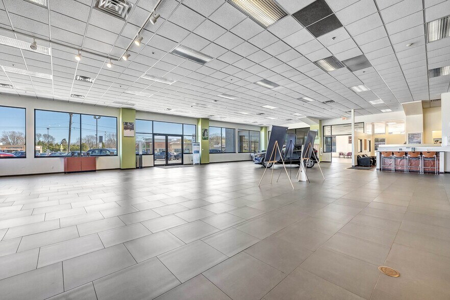 More Photos Of 1988 E Mason St, Green Bay Auto Dealership For Sale