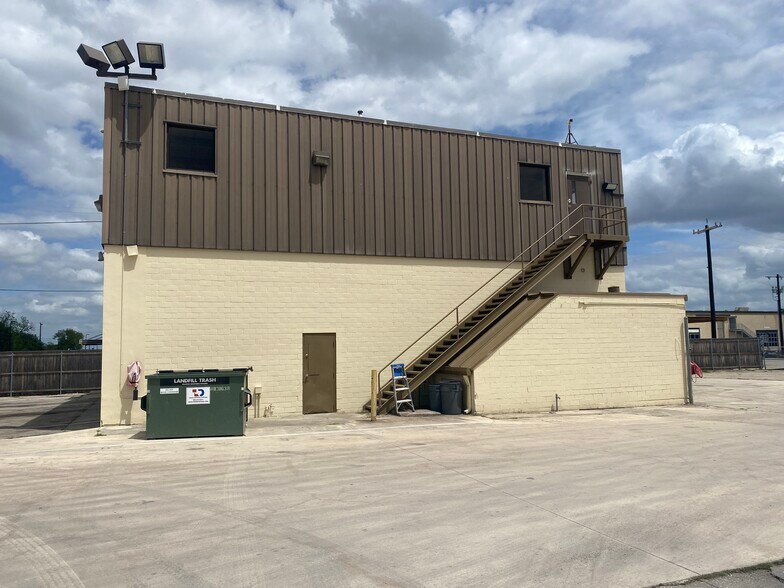 More Photos Of 3000 E Houston St, San Antonio Unknown For Lease