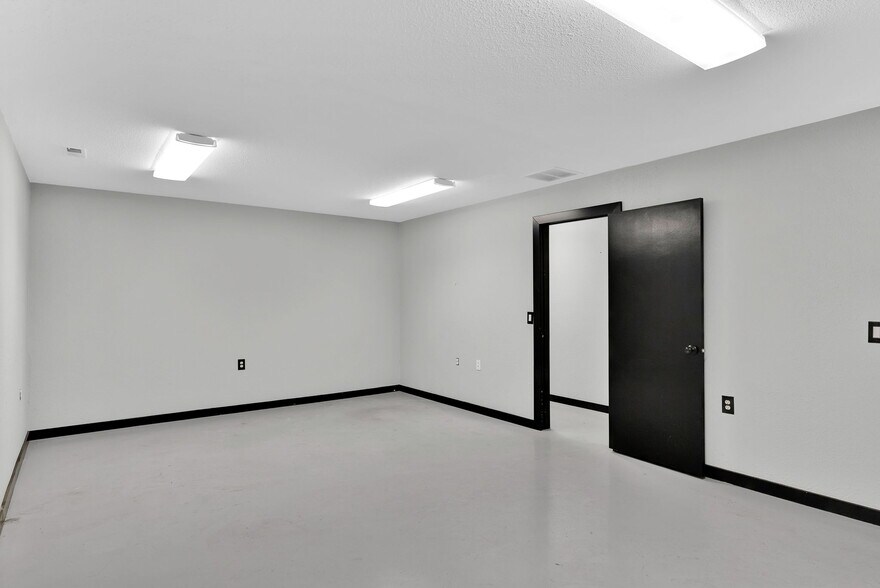 More Photos Of 11445 N Reed Rd, Hayden Warehouse For Sale